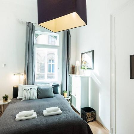 Cosy And Central Apartment With 4 Bedrooms And A/C Будапеща Екстериор снимка