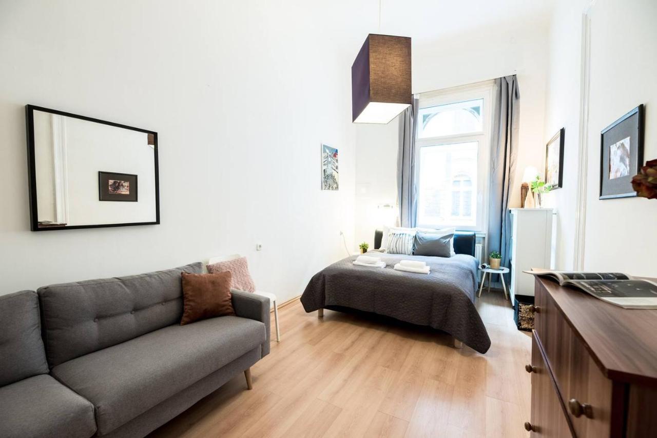 Cosy And Central Apartment With 4 Bedrooms And A/C Будапеща Екстериор снимка