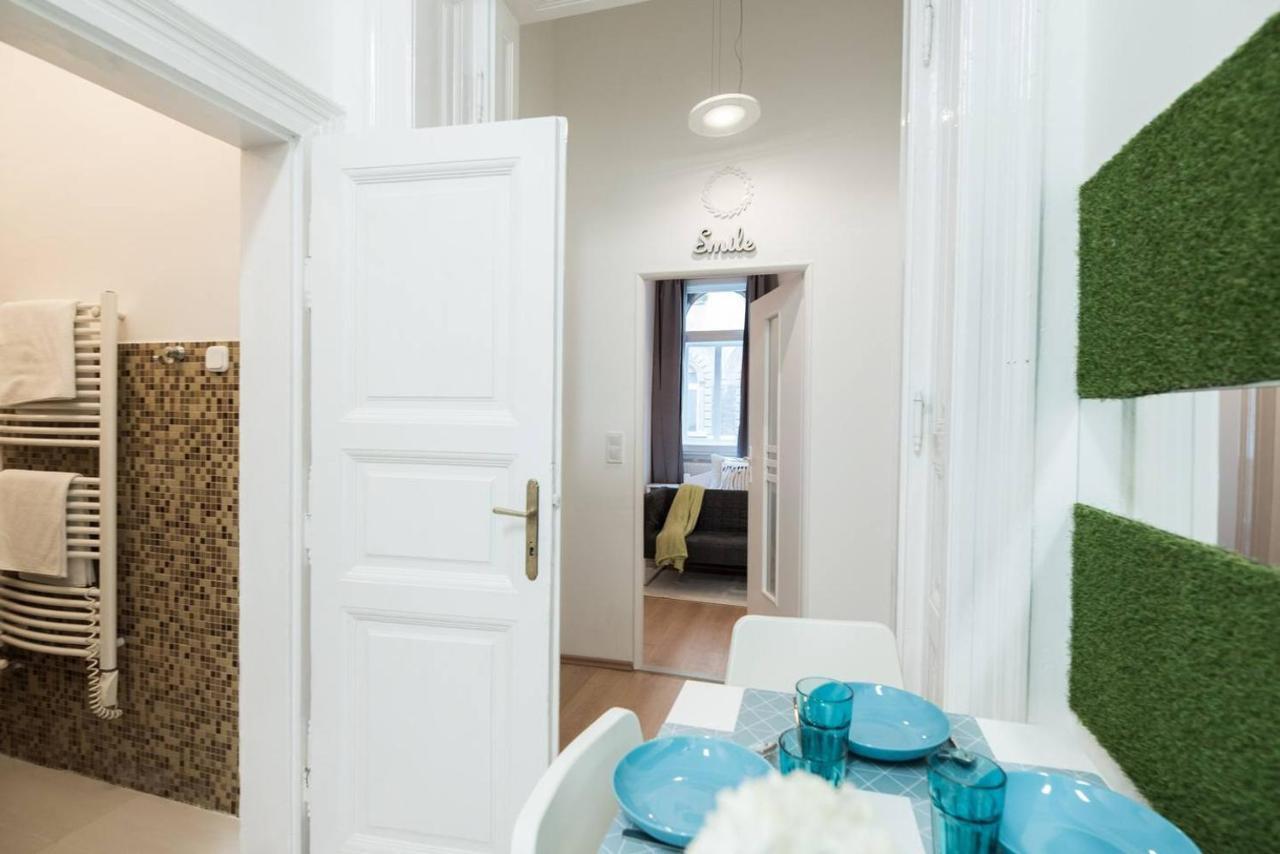 Cosy And Central Apartment With 4 Bedrooms And A/C Будапеща Екстериор снимка